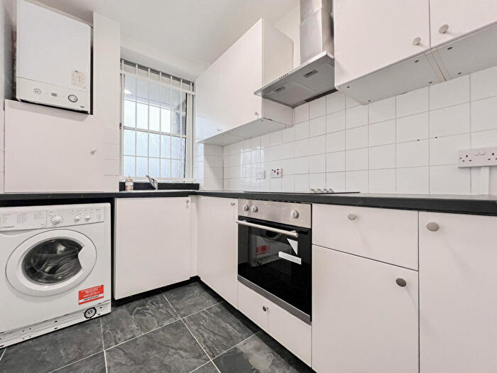 3 Bedroom Flat To Rent In Kinglake Estate, London, SE17