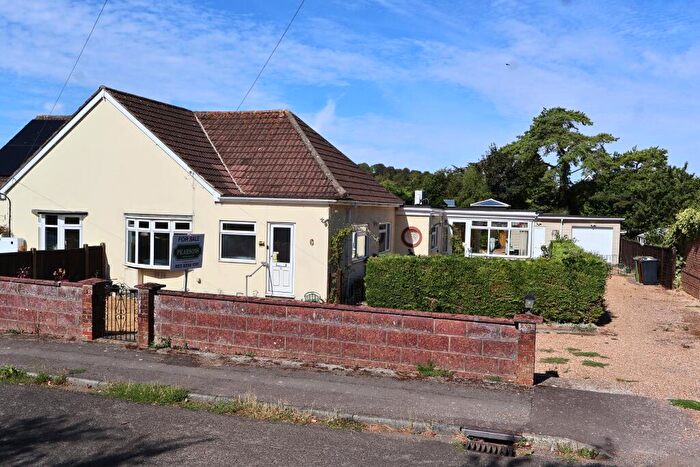 4 Bedroom Bungalow For Sale In Farm View Avenue, Clanfield, PO8