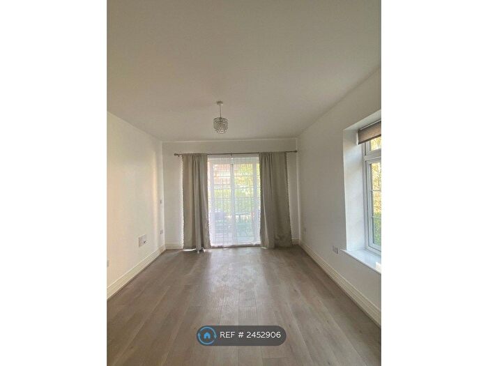 1 Bedroom Flat To Rent In Fairbanks House, Isleworth, TW7