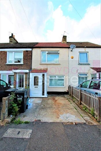 3 Bedroom Semi Detached House To Rent In Addington Road, Croydon, CR0