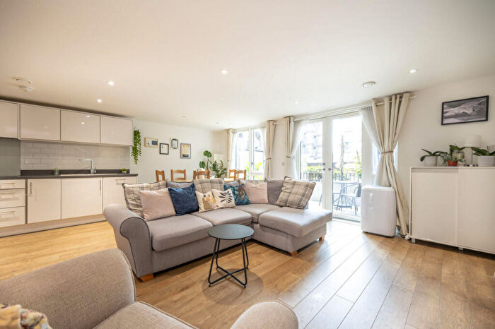 3 Bedroom Maisonette For Sale In Highland Street, Stratford, London, E15