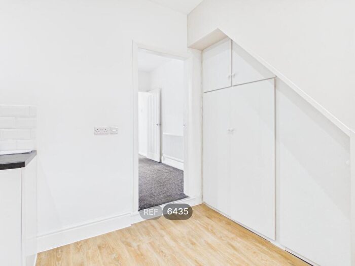 2 Bedroom Terraced House To Rent In Jesmond Gardens, HU9
