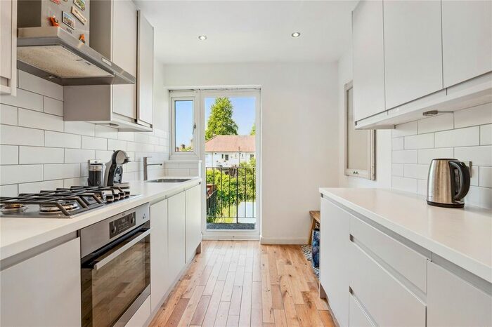 2 Bedroom Flat To Rent In Clarendon Crescent, Twickenham, TW2