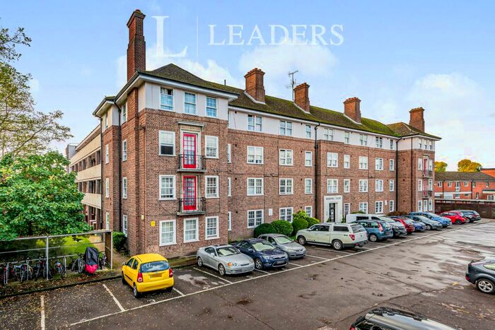 2 Bedroom Property To Rent In Bishopric Court, Horsham, RH12