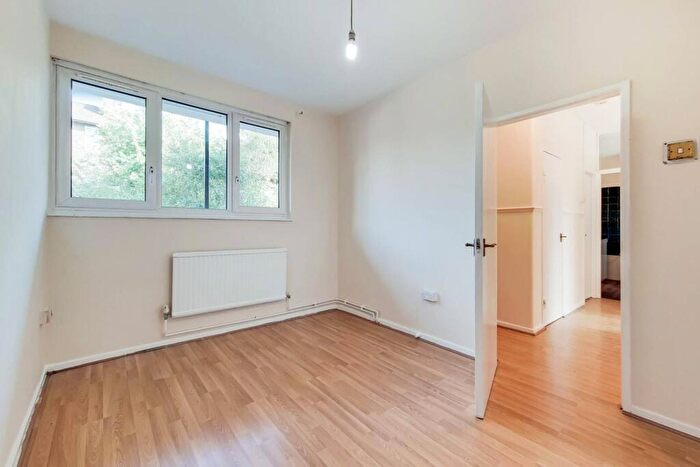 2 Bedroom Flat To Rent In Church Street, Stoke Newington, London, N16