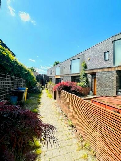 3 Bedroom Mews To Rent In Chelmer Mews, Chelmer Road, Homerton, Clapton, London, E9