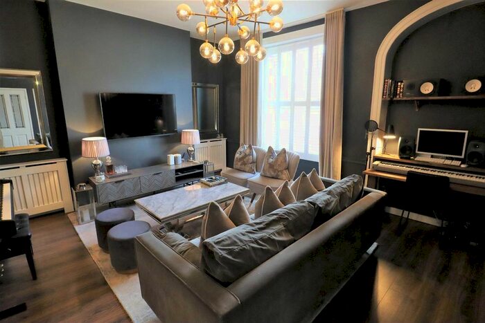 2 Bedroom Flat For Sale In Wood Street, Calne, SN11