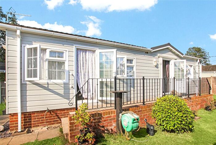 2 Bedroom Park Home For Sale In Wellingtonias, Warfield Park, Bracknell, Berkshire, RG42