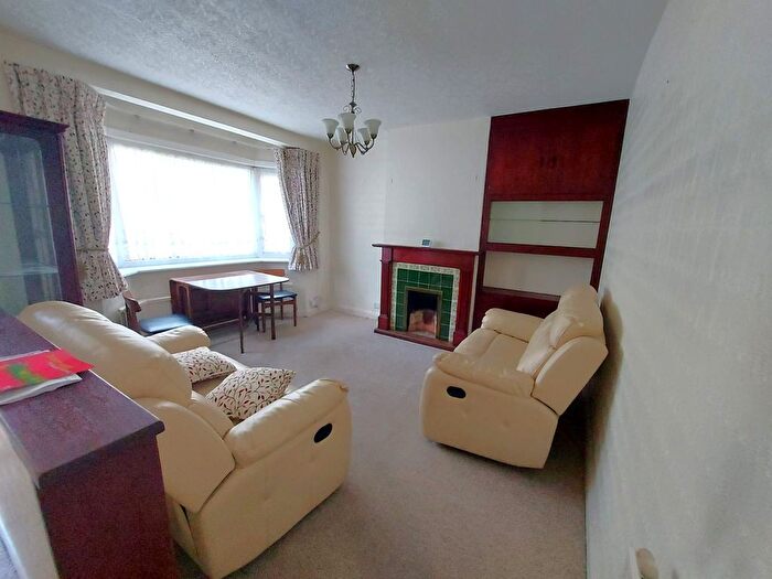 2 Bedroom Maisonette To Rent In Lansdowne Court, Ig, IG5