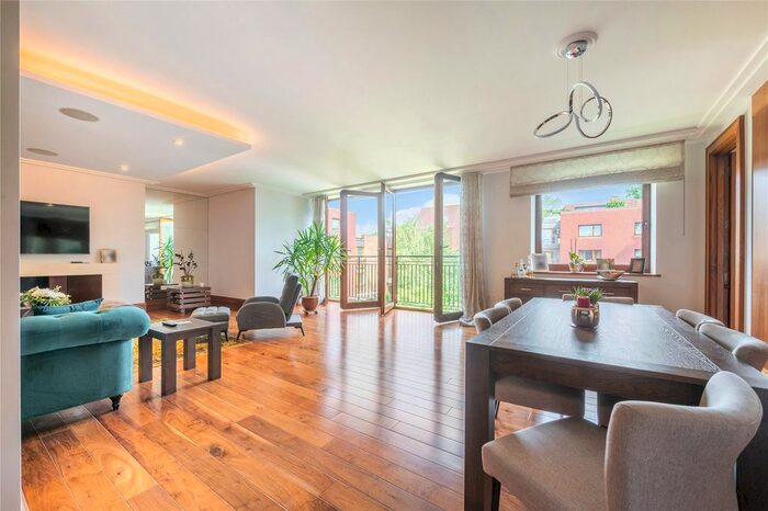 2 Bedroom Flat To Rent In Ebony Court, B The Bishops Avenue, London, N2