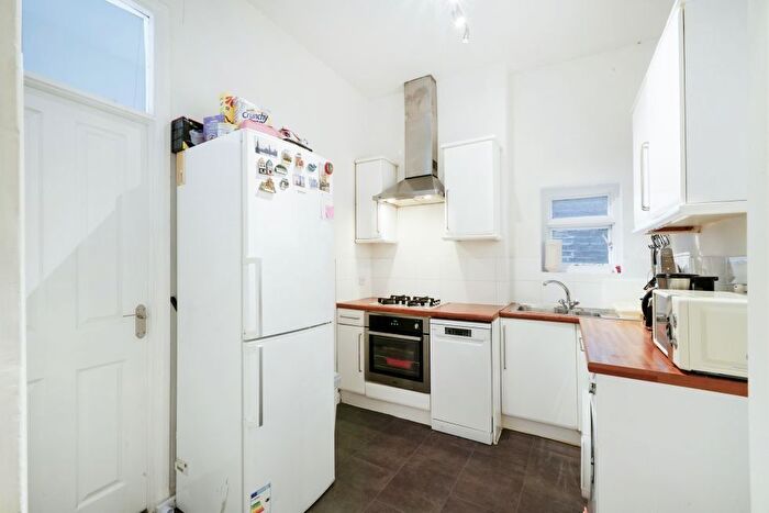 2 Bedroom Flat To Rent In Woodville Gardens, Ealing Broadway, W5