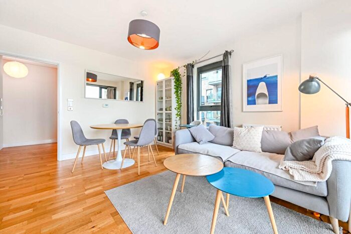 2 Bedroom Flat To Rent In Green Lanes, Stoke Newington, London, N4