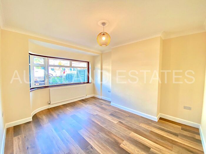 4 Bedroom Semi-detached House To Rent In Highview Gardens, Potters Bar, EN6