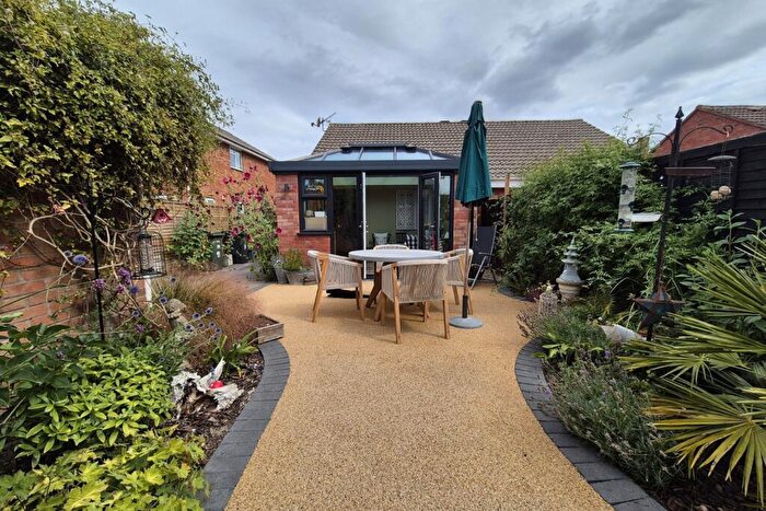1 Bedroom Bungalow For Sale In The Leys, Clevedon, North Somerset, BS21