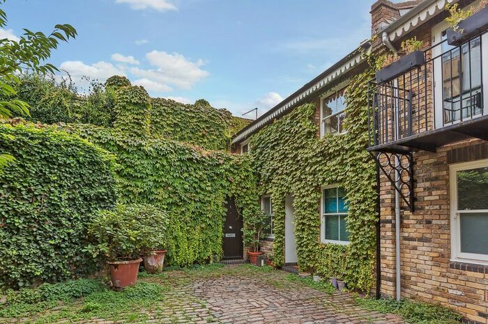 2 Bedroom Mews To Rent In Moreton Terrace Mews North, London, SW1V