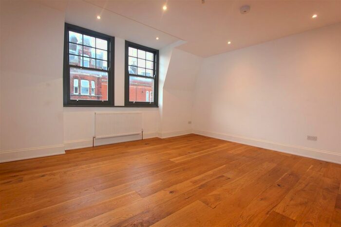 2 Bedroom Flat To Rent In Tottenham Lane, Crouch End, London, N8