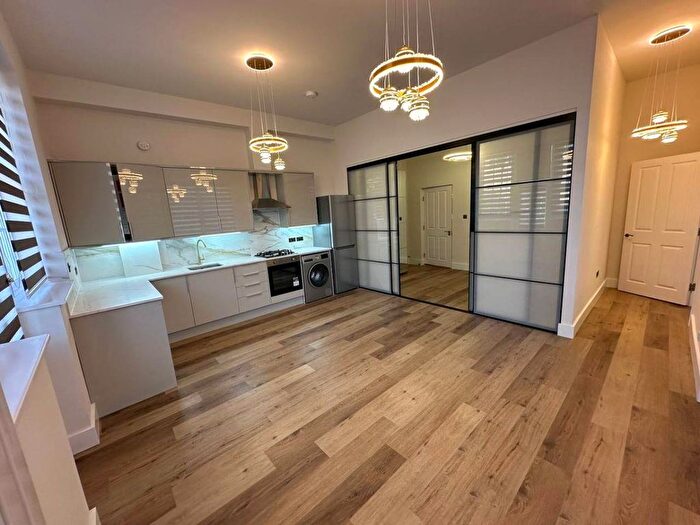 1 Bedroom Flat To Rent In Thrift Hall, Sewardstone Road, Waltham Abbey, EN9