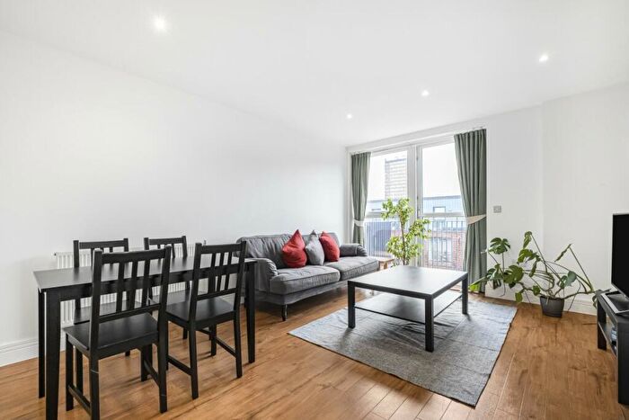 1 Bedroom Flat To Rent In Gunmakers Lane, Bow, E3