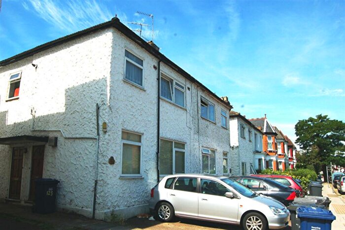 2 Bedroom Flat To Rent In Station Road, Finchley, London, N3