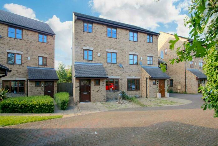5 Bedroom Town House To Rent In Perivale, Monkston Park, MK10