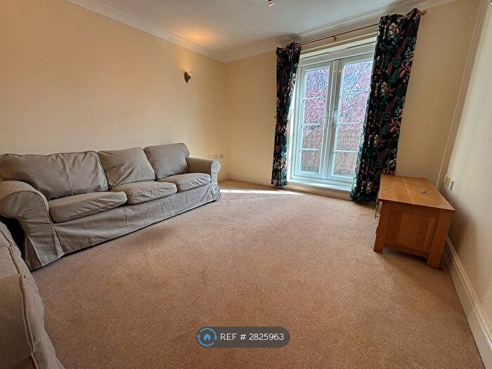2 Bedroom Flat To Rent In New Road, Ascot, SL5