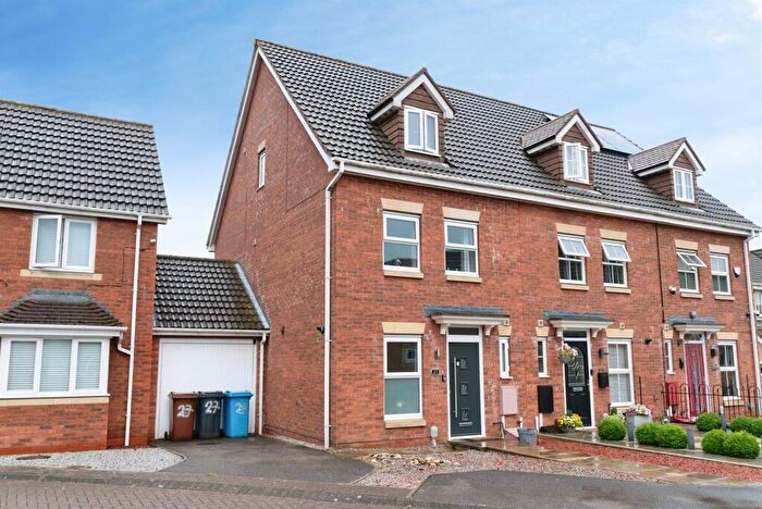 3 Bedroom End Of Terrace House For Sale In Halecroft Park, Kingswood, Hull, HU7