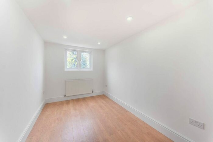 3 Bedroom Flat To Rent In Wells House Road, North Acton, London, NW10