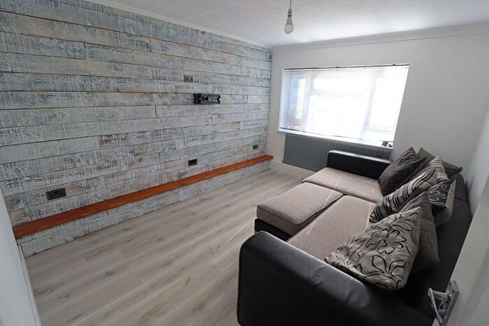 2 Bedroom Flat To Rent In Marina Avenue, Rayleigh, SS6