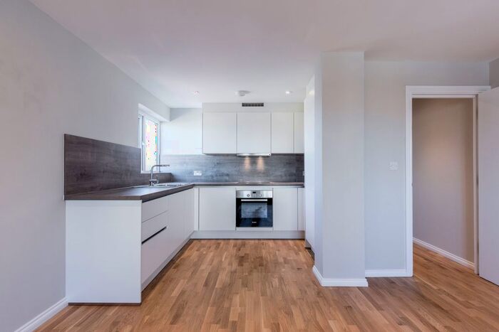 3 Bedroom Flat To Rent In Fairoaks Grove, Enfield, EN3