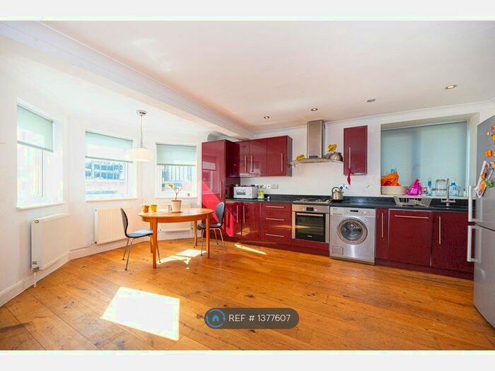 2 Bedroom Flat To Rent In Culverden Road, London, SW12