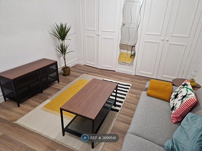 2 Bedroom Flat To Rent In West Nicolson Street, Edinburgh, EH8