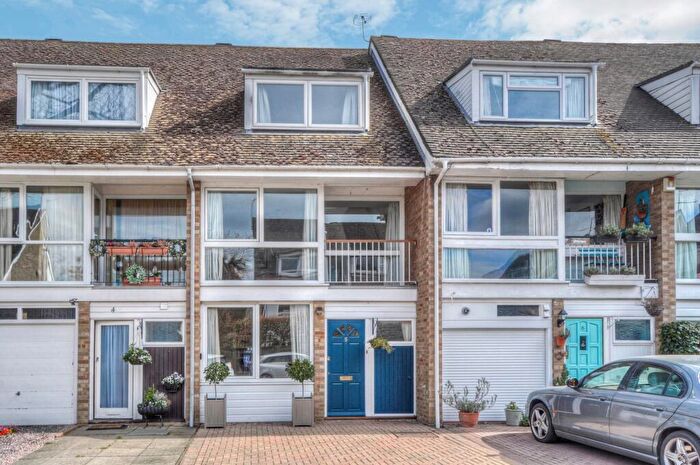 3 Bedroom Town House To Rent In Beaufort Close, Marlow, Buckinghamshire, SL7
