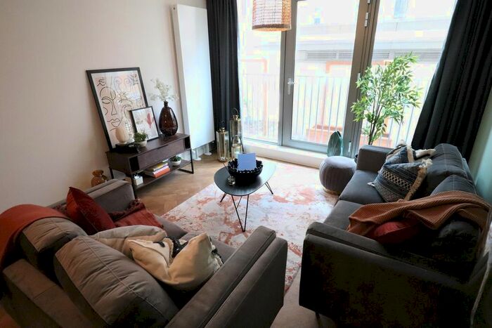 3 Bedroom Flat To Rent In , Oldham Road, Manchester, M4