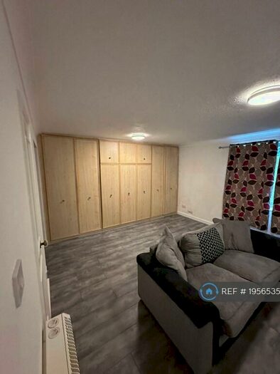 Studio To Rent In Fairbairn Close, Purley, CR8