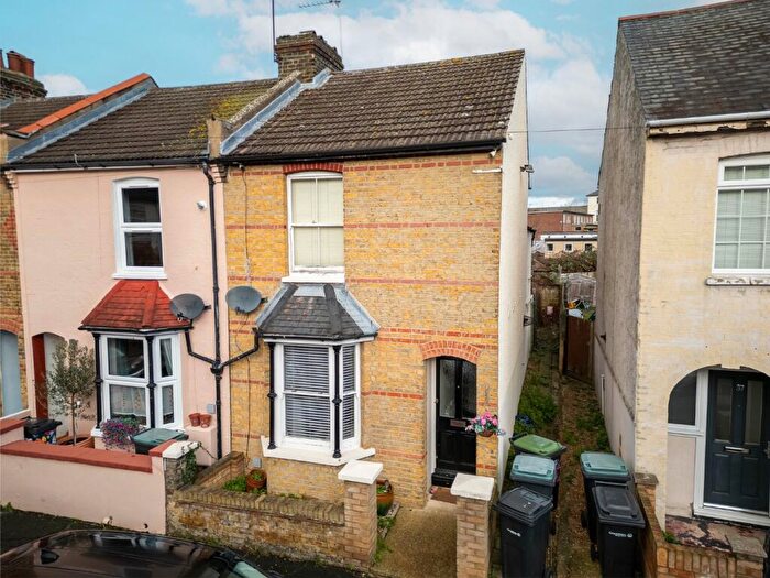 2 Bedroom End Of Terrace House For Sale In Coombe Road, Gravesend, Kent, DA12