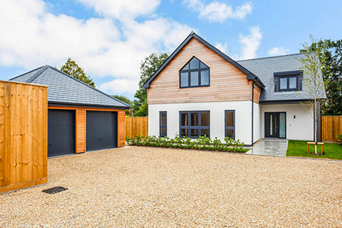 4 Bedroom Detached House For Sale In Common Road, Thatcham, RG19