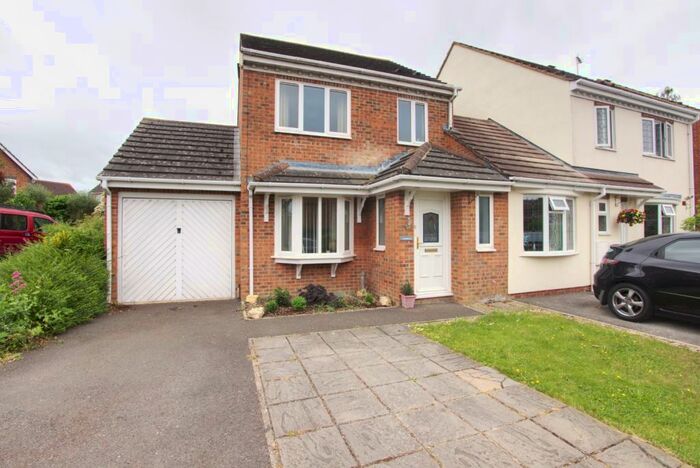3 Bedroom Semi-Detached House To Rent In Brambling, Watermead, Aylesbury, HP19