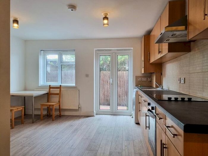 2 Bedroom Flat To Rent In Western Avenue, London, W3
