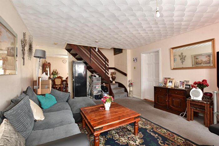 3 Bedroom Semi Detached House For Sale In Padnall Road, Romford, Essex, RM6