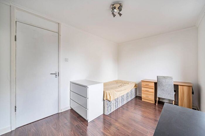 3 Bedroom Flat To Rent In Coopers Lane, King's Cross, London, NW1