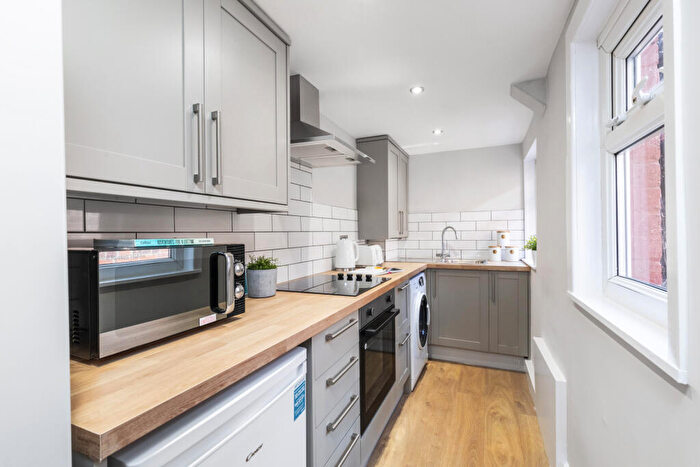 2 Bedroom Flat To Rent In Ash Grove, Leeds, LS6