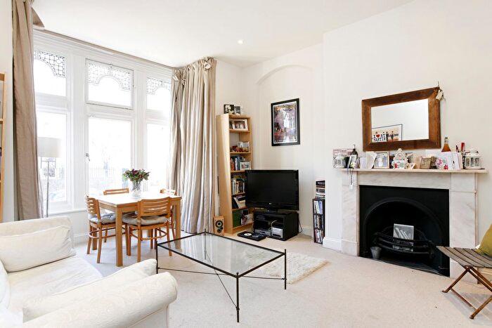 2 Bedroom Flat To Rent In Richmond Hill, Richmond, TW10
