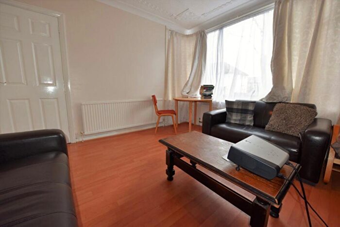 3 Bedroom House To Rent In Langdale Avenue - Bed, LS6
