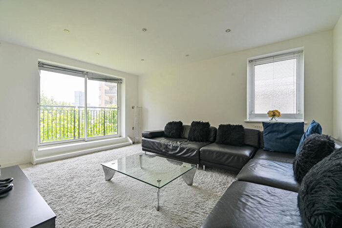 3 Bedroom Flat To Rent In Sail Court, Canary Wharf, London, E14