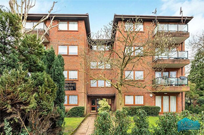 2 Bedroom Apartment For Sale In Etchingham Park Road, London, N3