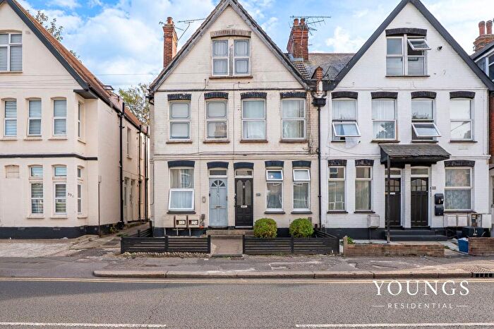 2 Bedroom Flat For Sale In Fairfax Drive, Westcliff-On-Sea, SS0