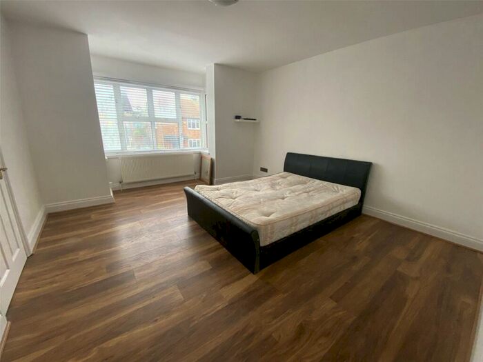 2 Bedroom Apartment To Rent In Green Avenue, Mill Hill, London, NW7