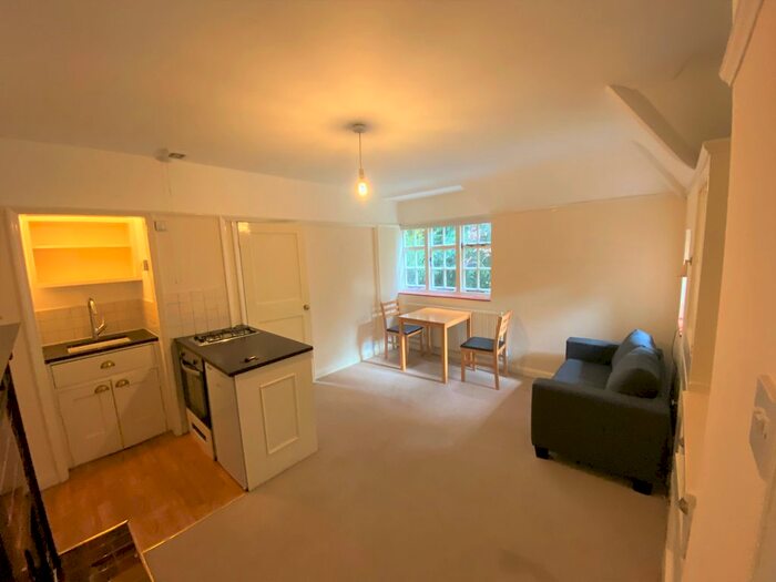 1 Bedroom Flat To Rent In Erskine Hill, Hampstead Garden Suburb, NW11