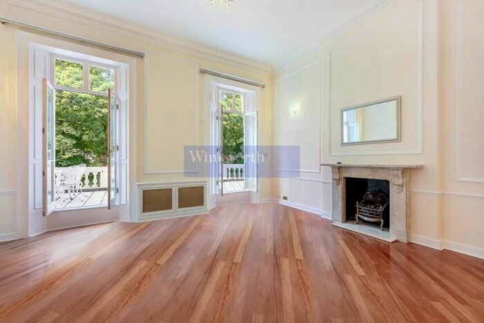 3 Bedroom Flat To Rent In St. Georges Square, London, SW1V