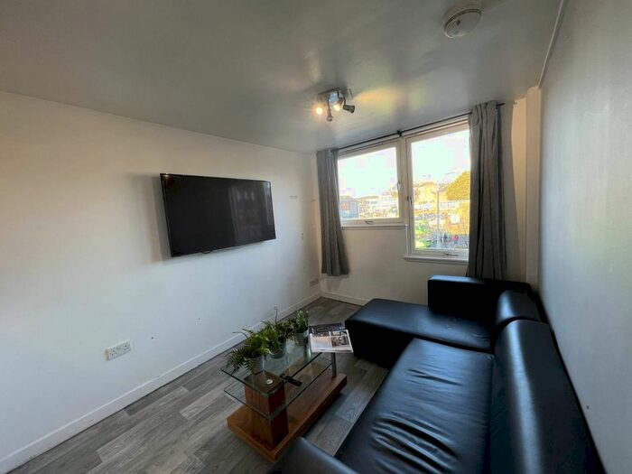 2 Bedroom Flat To Rent In High Street, Lochee, Dundee, DD2